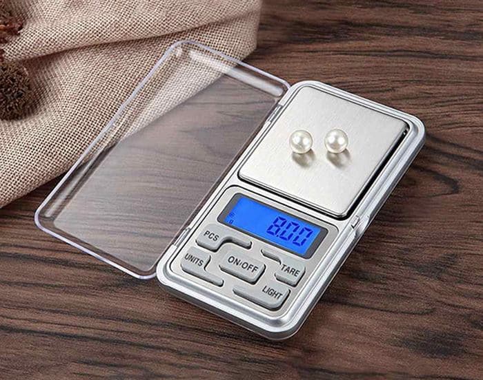 ترازو زرگری دیجیتالی جیبی گرمی برند یارکیر (اصلی) سه صفر اتوماتیک مدل یورکیر به همراه باتری همراه بسته 1 عددی — تصویر ۴