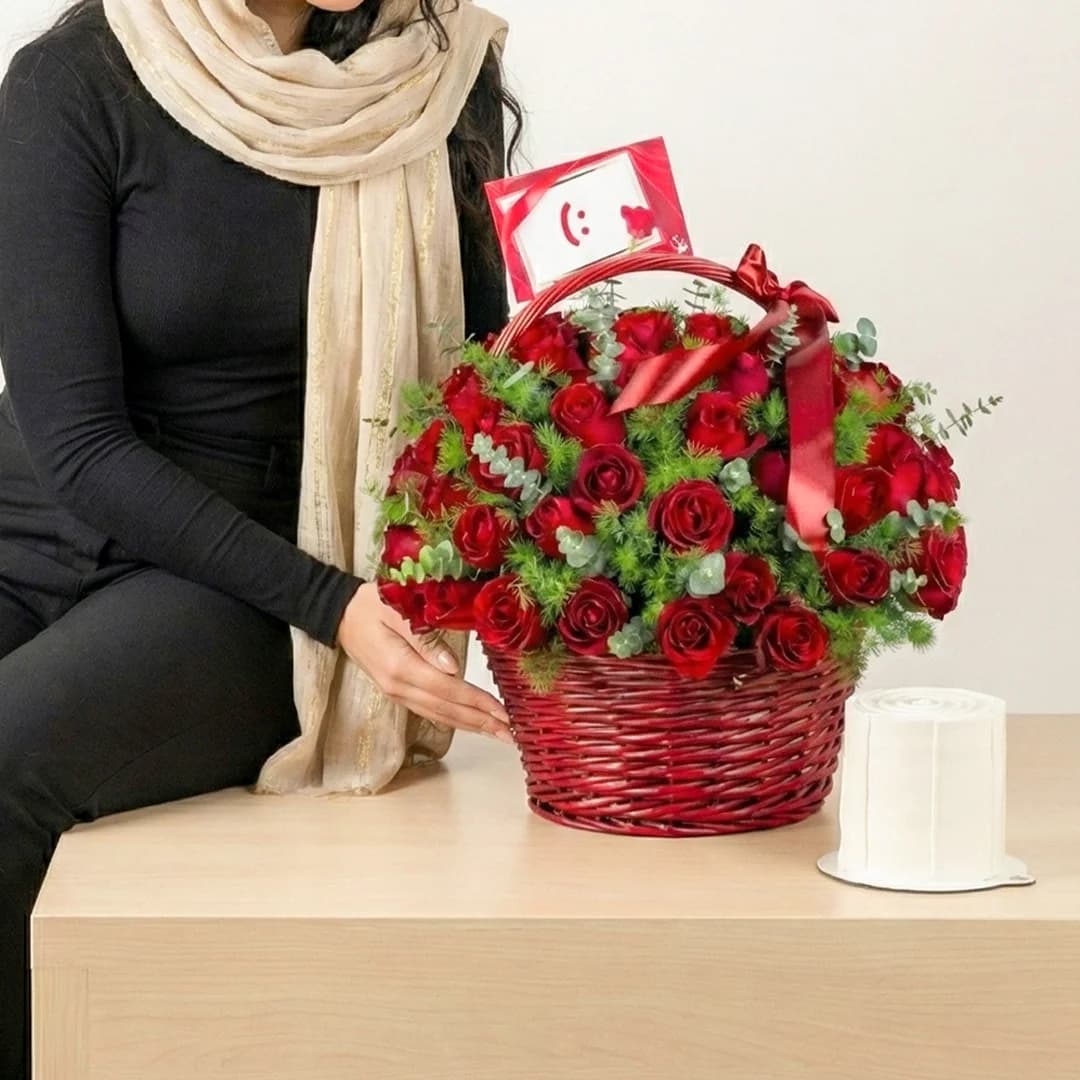 سبد گل رز هلندی و کیک مدل رزیتا — تصویر ۴