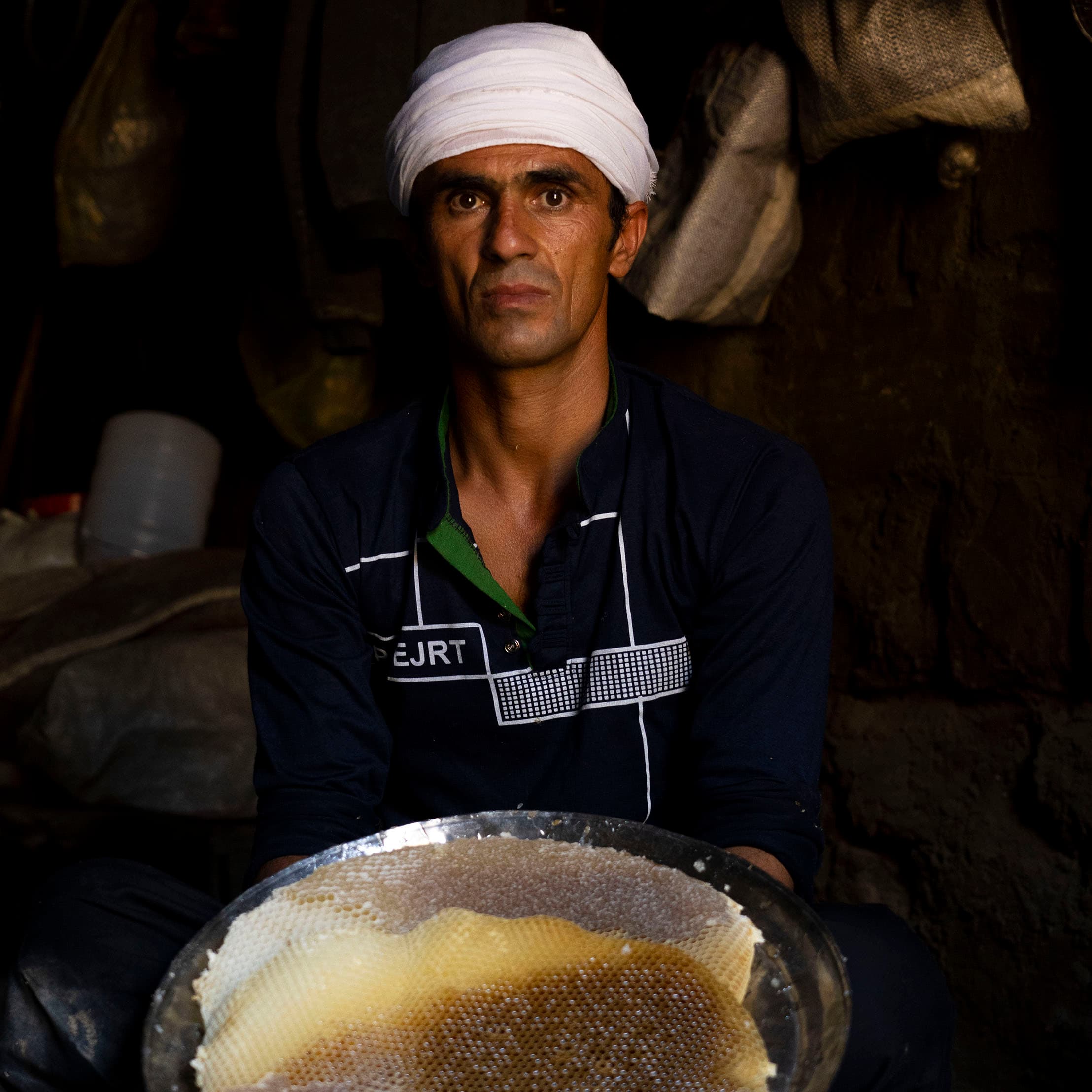 عسل تاپو (با موم تنه درختی) — تصویر ۱۱