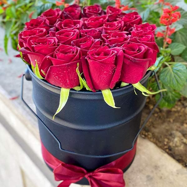 باکس گل رز 20 شاخه قرمز سطلی مدل 404 — تصویر ۳