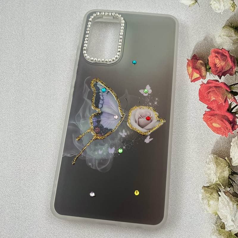 قاب گوشی Galaxy A32 4G سامسونگ Crystal Case نگین دار لوکس رزینی طرح پروانه و رز سفید لنز الماسی — تصویر ۴