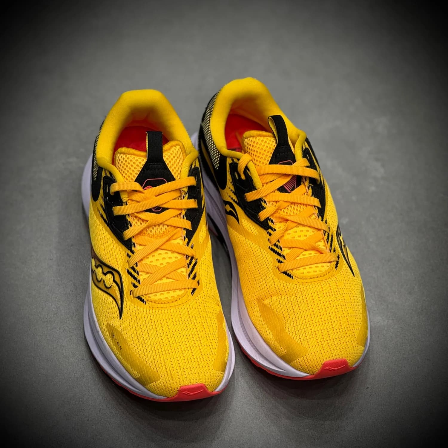 کتونی رانینگ ساکونی Saucony axon — تصویر ۴