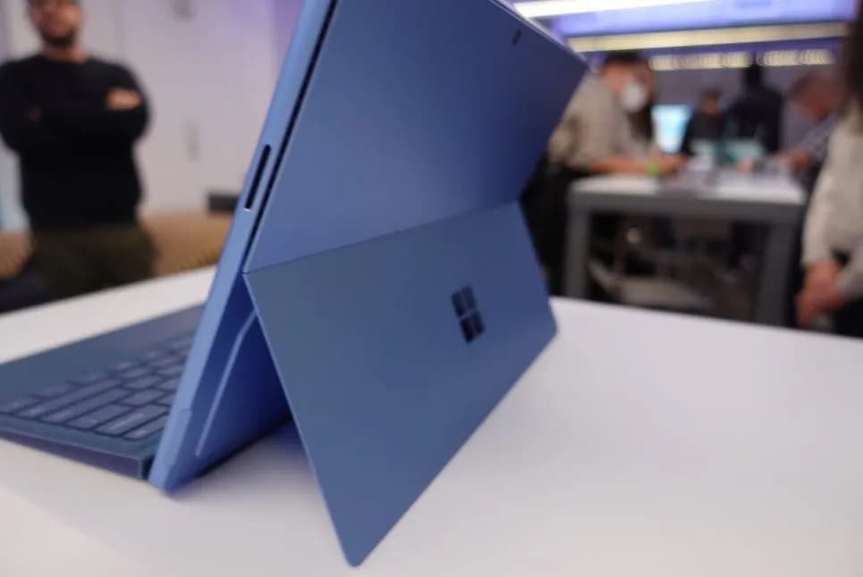تبلت مایکروسافت Microsoft Surface Pro9 پردازنده Core i7 1255U رم 16GB حافظه 512ssd گرافیکIntel Iris Xe Graphics الترا بوک 13 اینچی — تصویر ۹