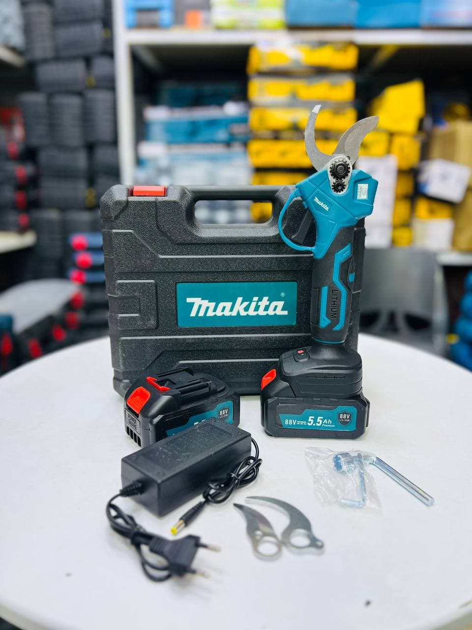 قیچی شارژی طرح ماکیتا دو باطری 10سلولی مدلmakita 88v ژاپنی — تصویر ۲