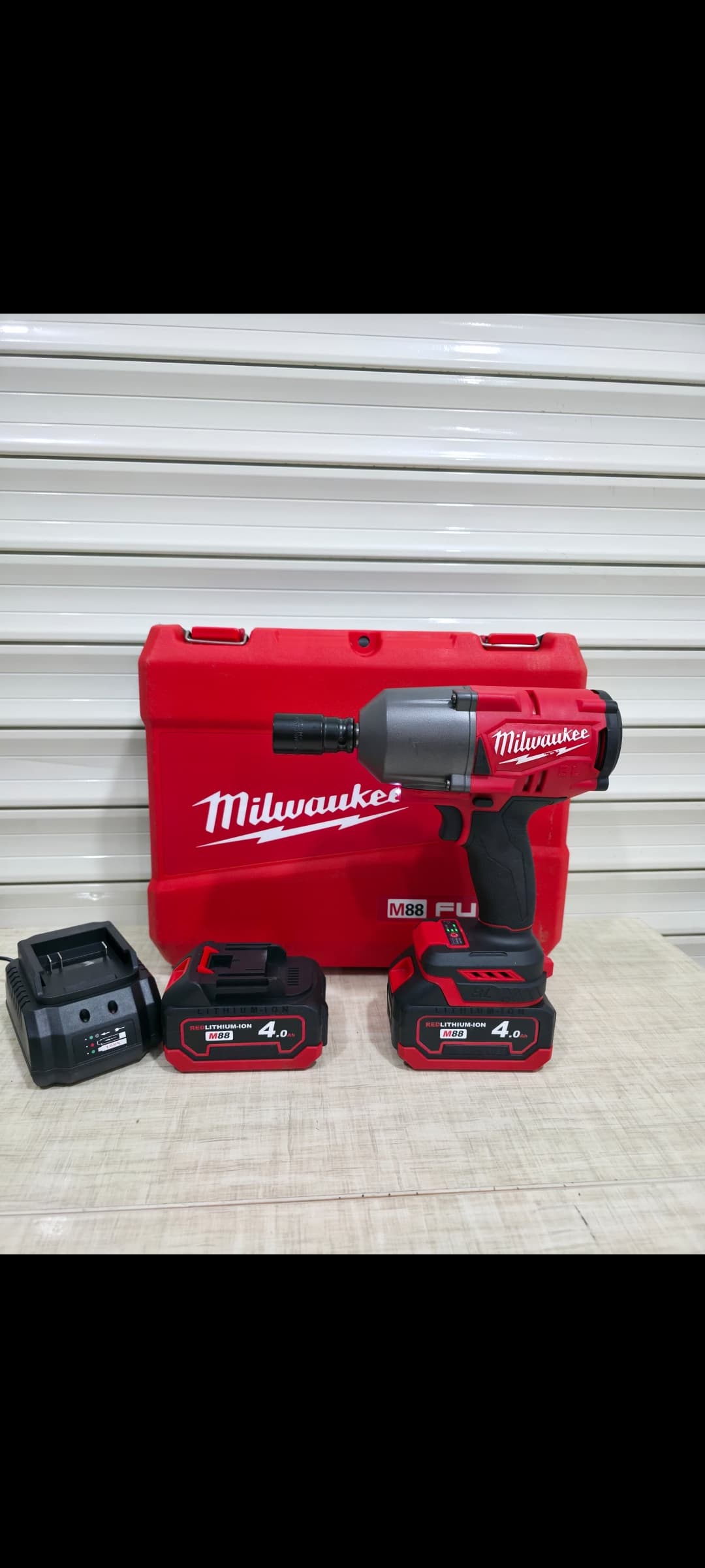 بکس شارژی برند میلواکی مدل M88-4Ah-1200N