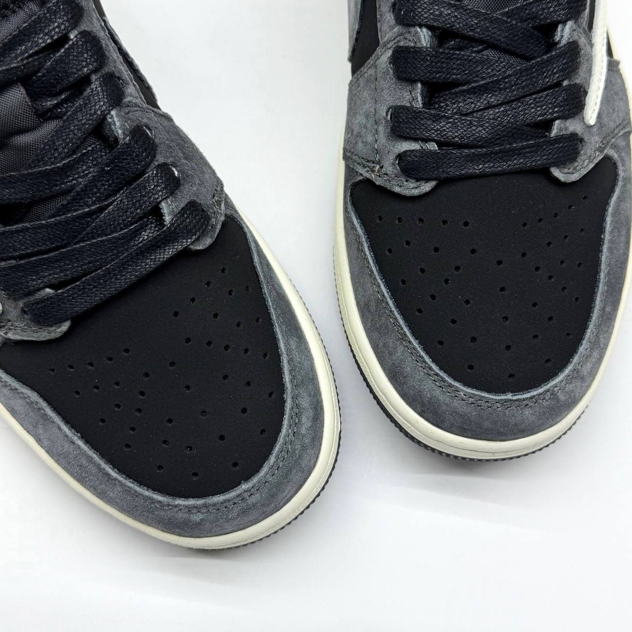 نایک ایر جردن وان لو تراویس اسکات مشکی طوسی سوئد NIKE AIR JORDAN 1 LOW TRAVIS SCOTT SUED — تصویر ۴