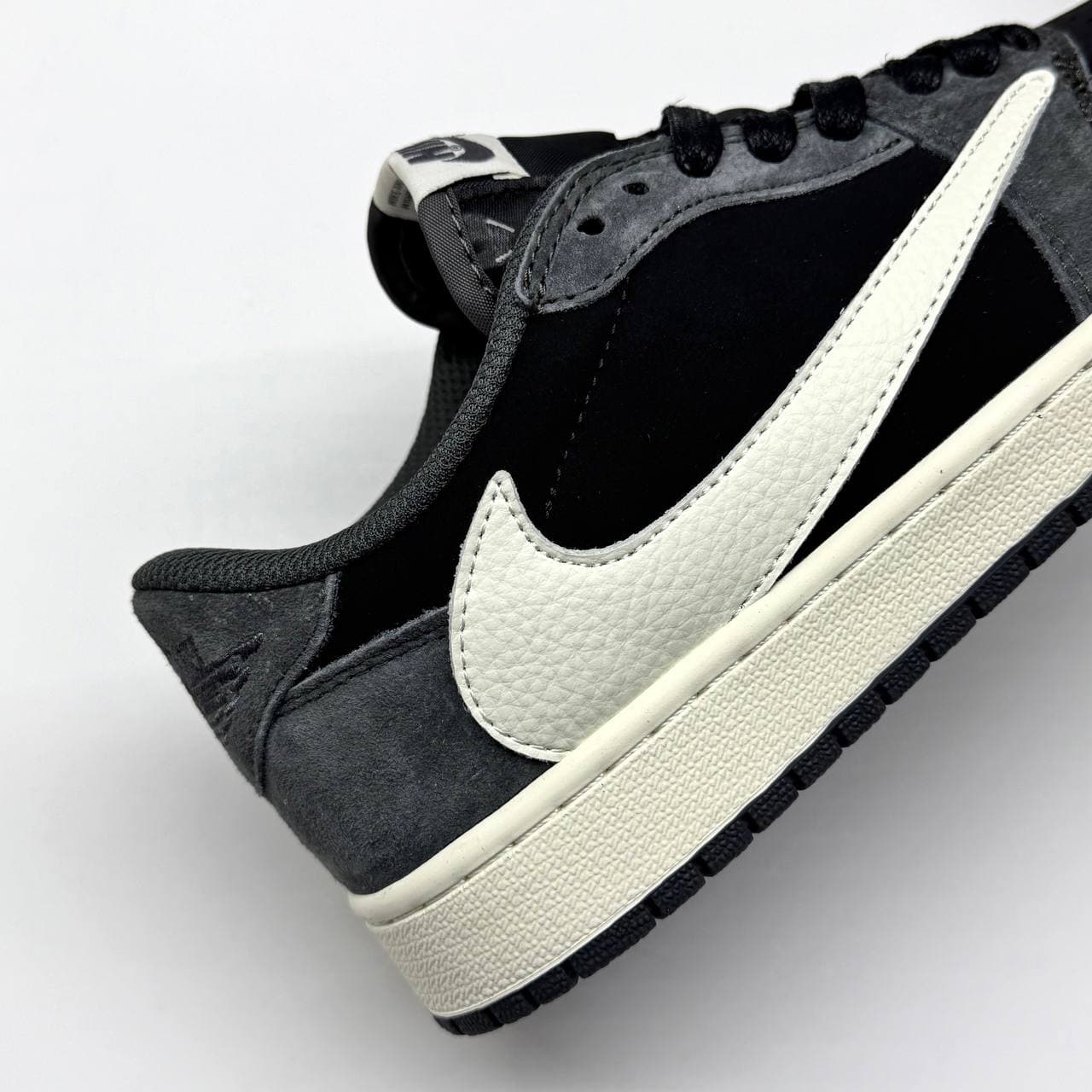 نایک ایر جردن وان لو تراویس اسکات مشکی طوسی سوئد NIKE AIR JORDAN 1 LOW TRAVIS SCOTT SUED — تصویر ۳