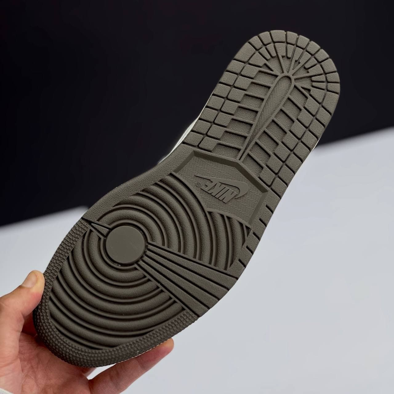 نایک ایر جردن 1 لو تراویس اسکات ریورس موکا NIKE AIR JORDAN 1 LOW TRAVIS SCOTT REVERSE MOCHA — تصویر ۸