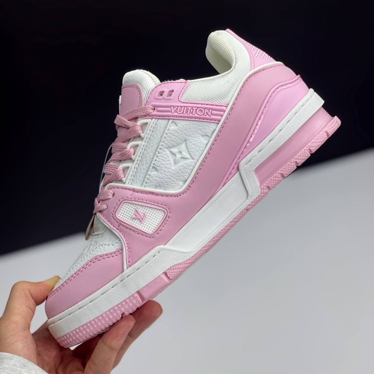 لویی ویتون ترینر سفید صورتی LOUIS VUITTON TRAINER — تصویر ۳