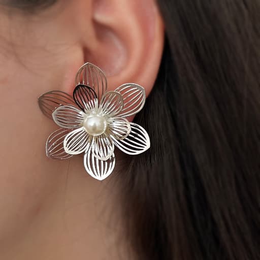 گوشواره گل نقره ای پرده ای با مروارید سفید