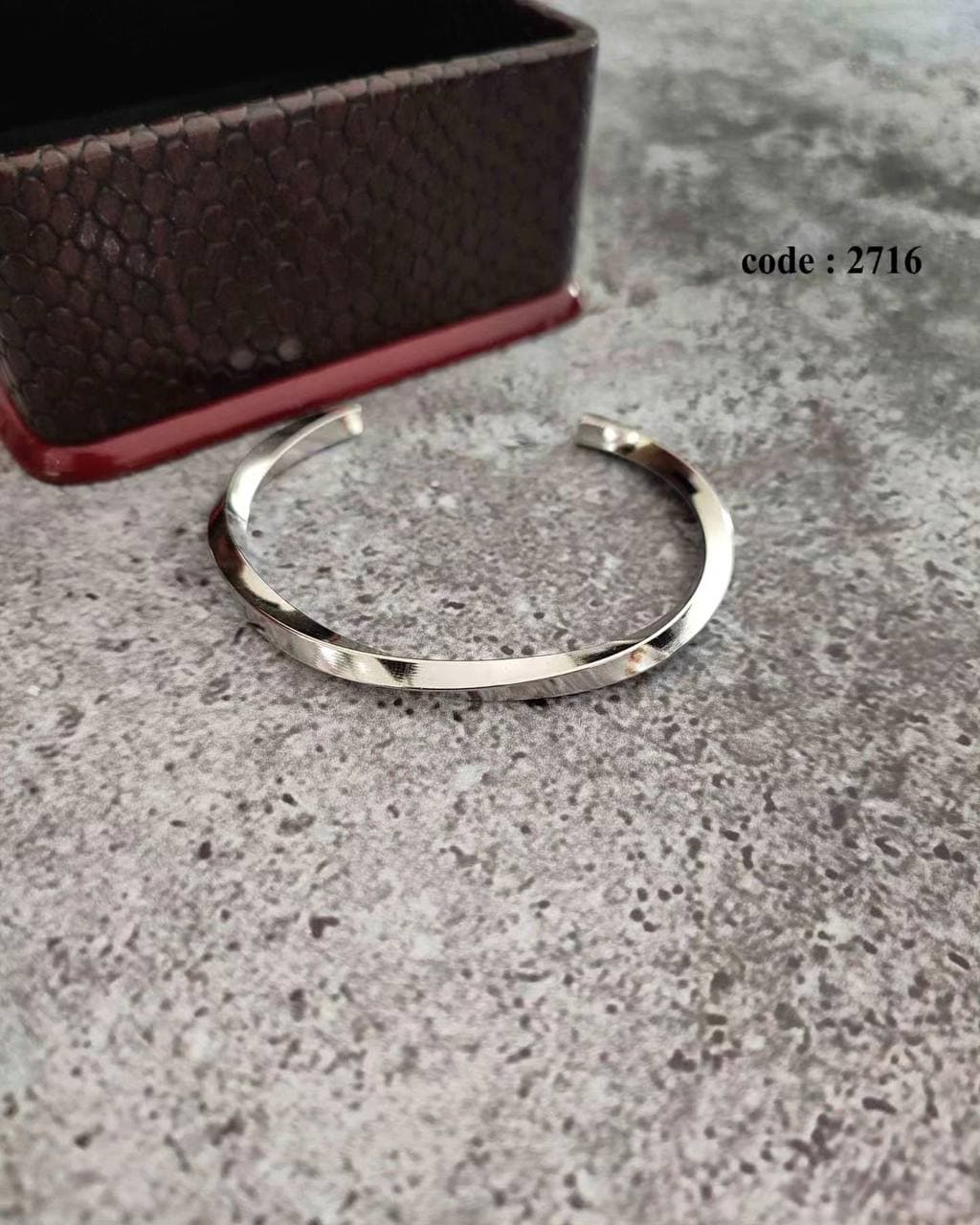 دستبند استیل پیچی رنگ نقره ای — تصویر ۲