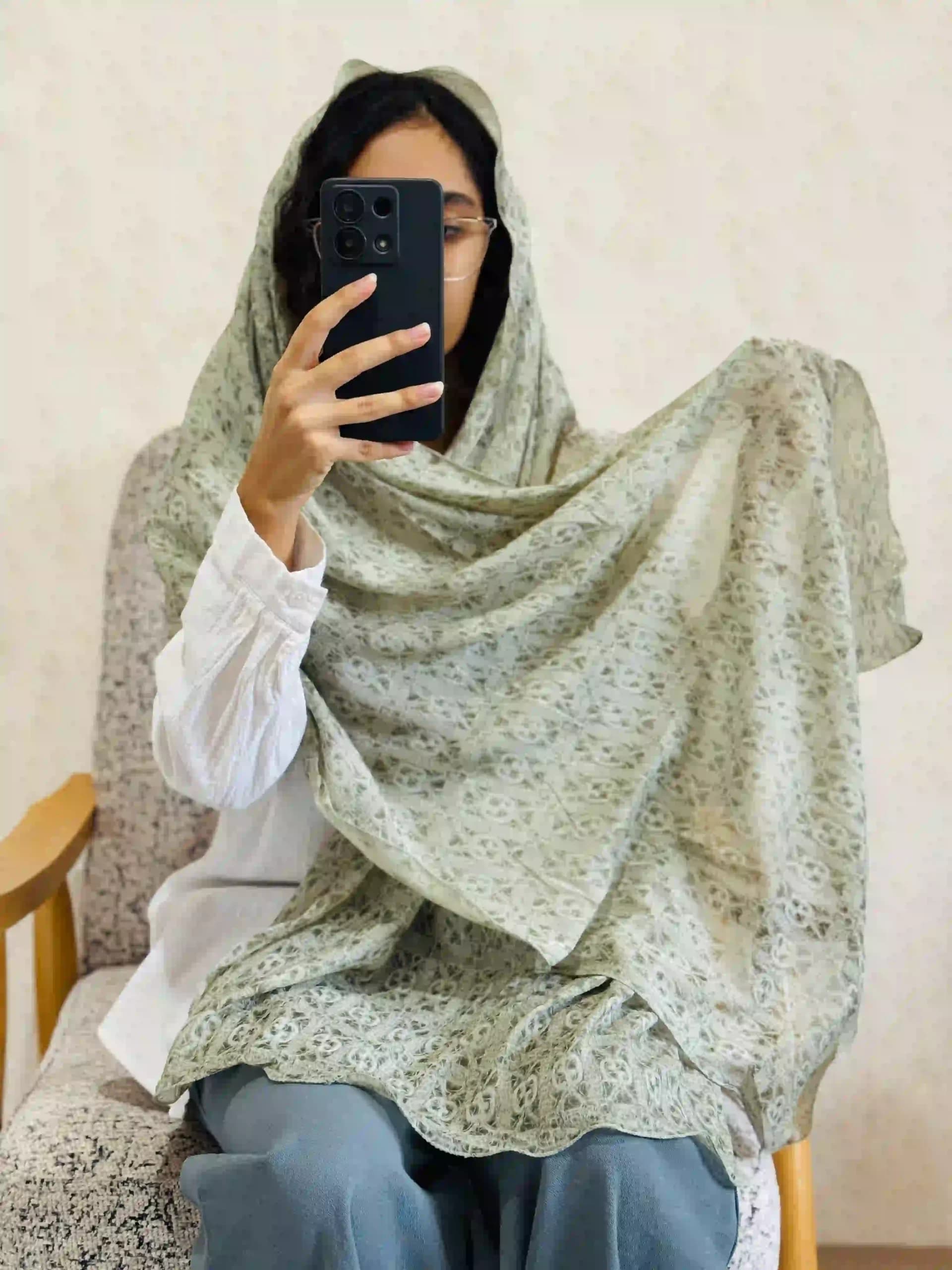 شال حریر طرحدار زنانه با رنگبندی متنوع — تصویر ۲