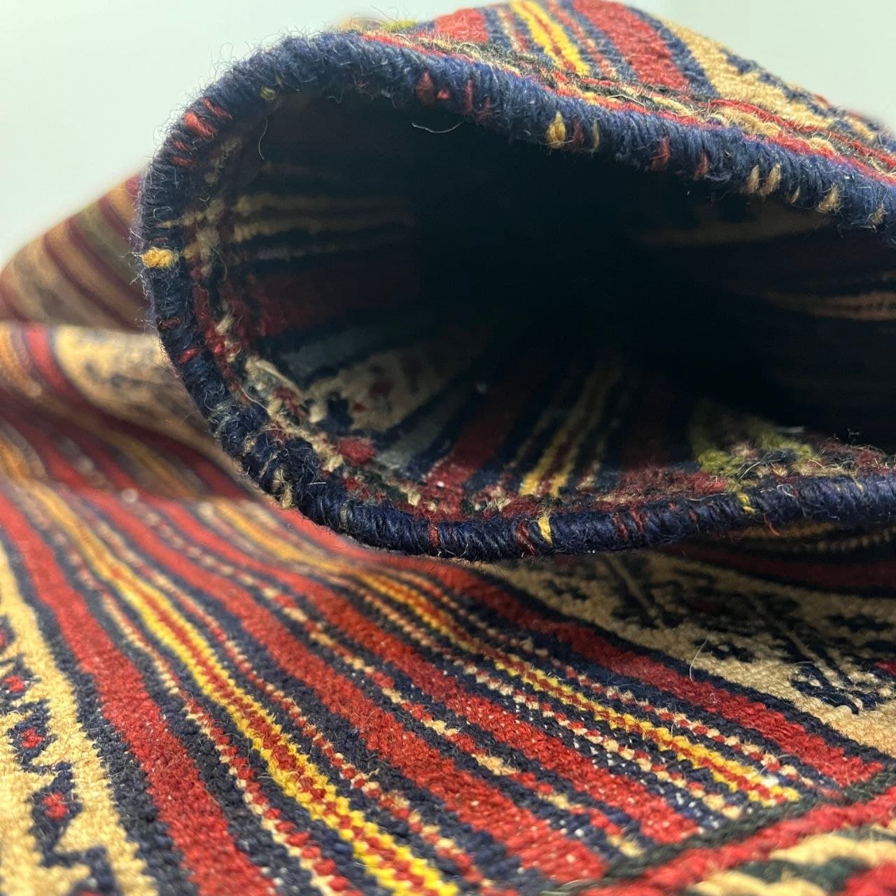 گلیم دستبافت 1.5 متری مدل بلوچ زمینه لاکی — تصویر ۹