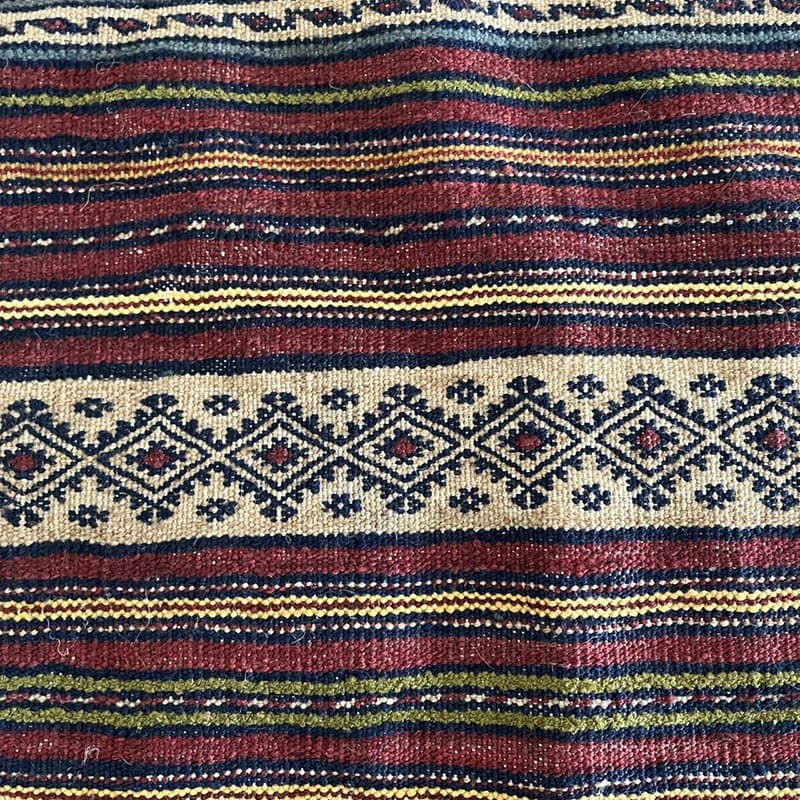 گلیم دستبافت 1.5 متری مدل بلوچ زمینه لاکی — تصویر ۳