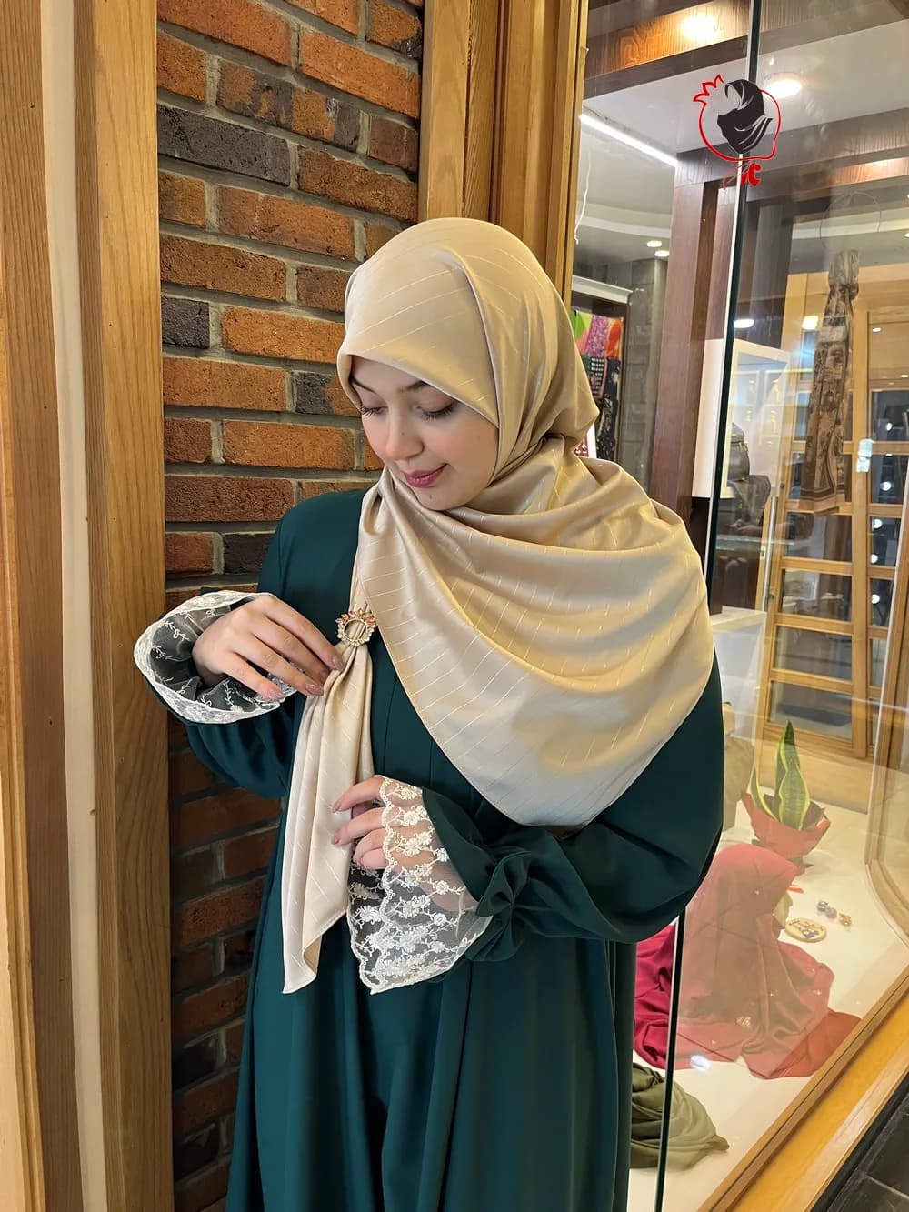 روسری ساتن سیلک خط دار کرم — تصویر ۲