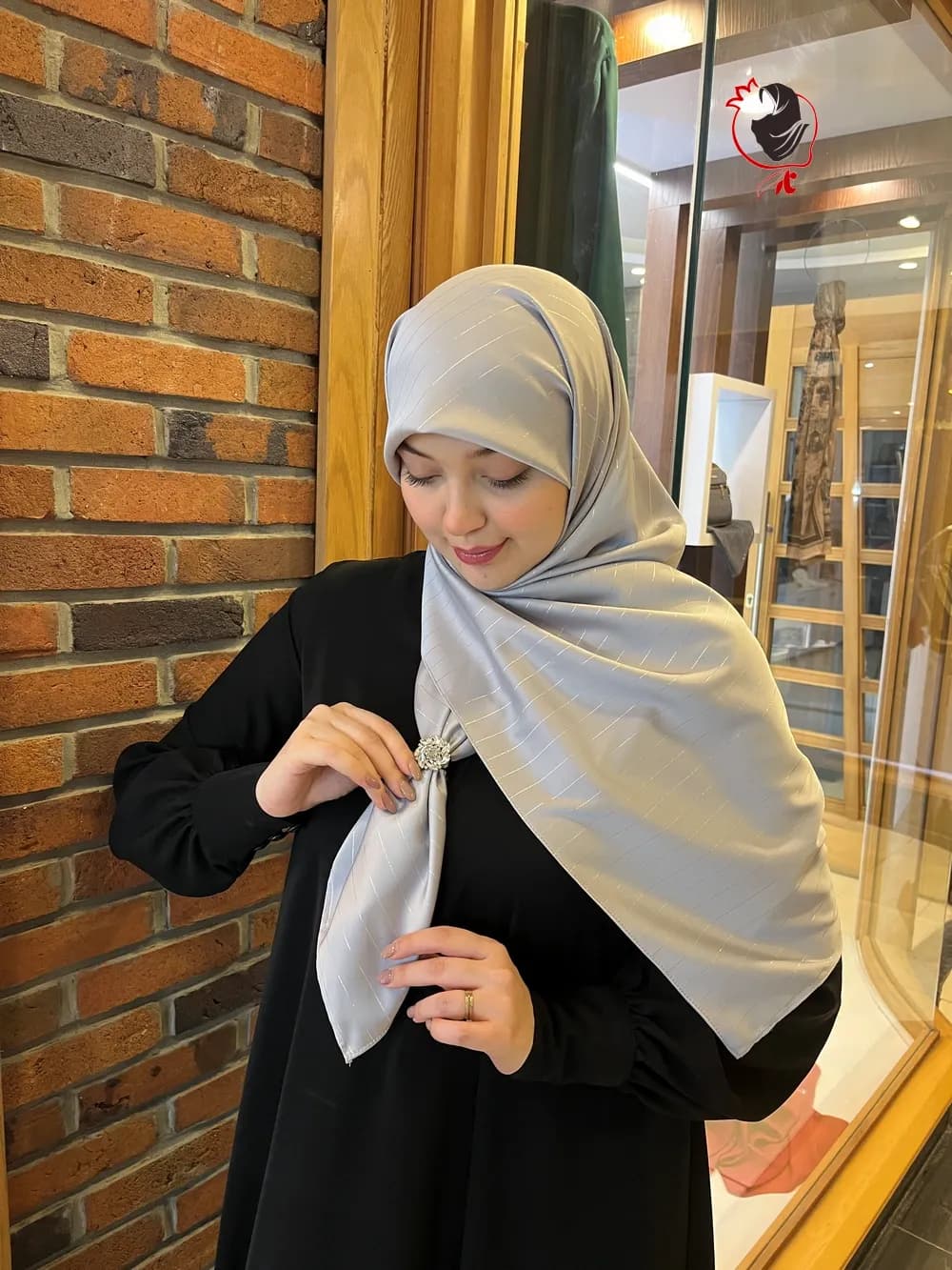 روسری ساتن سیلک خط دار طوسی روشن — تصویر ۲