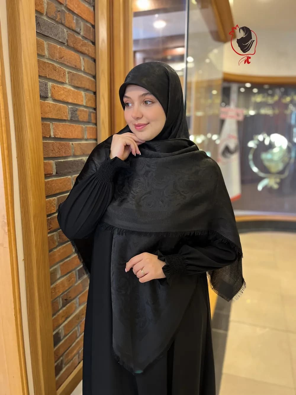 روسری ابریشم ژاکارد لمه مشکی گل رز