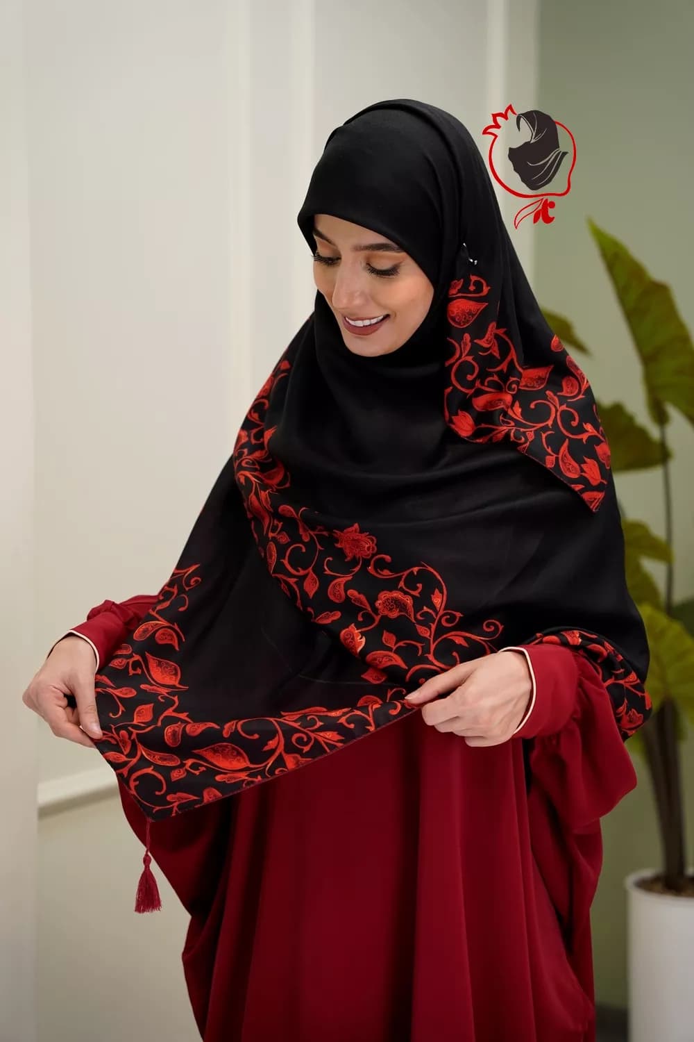 روسری سوپر نخ مشکی حاشیه دار قرمز — تصویر ۲