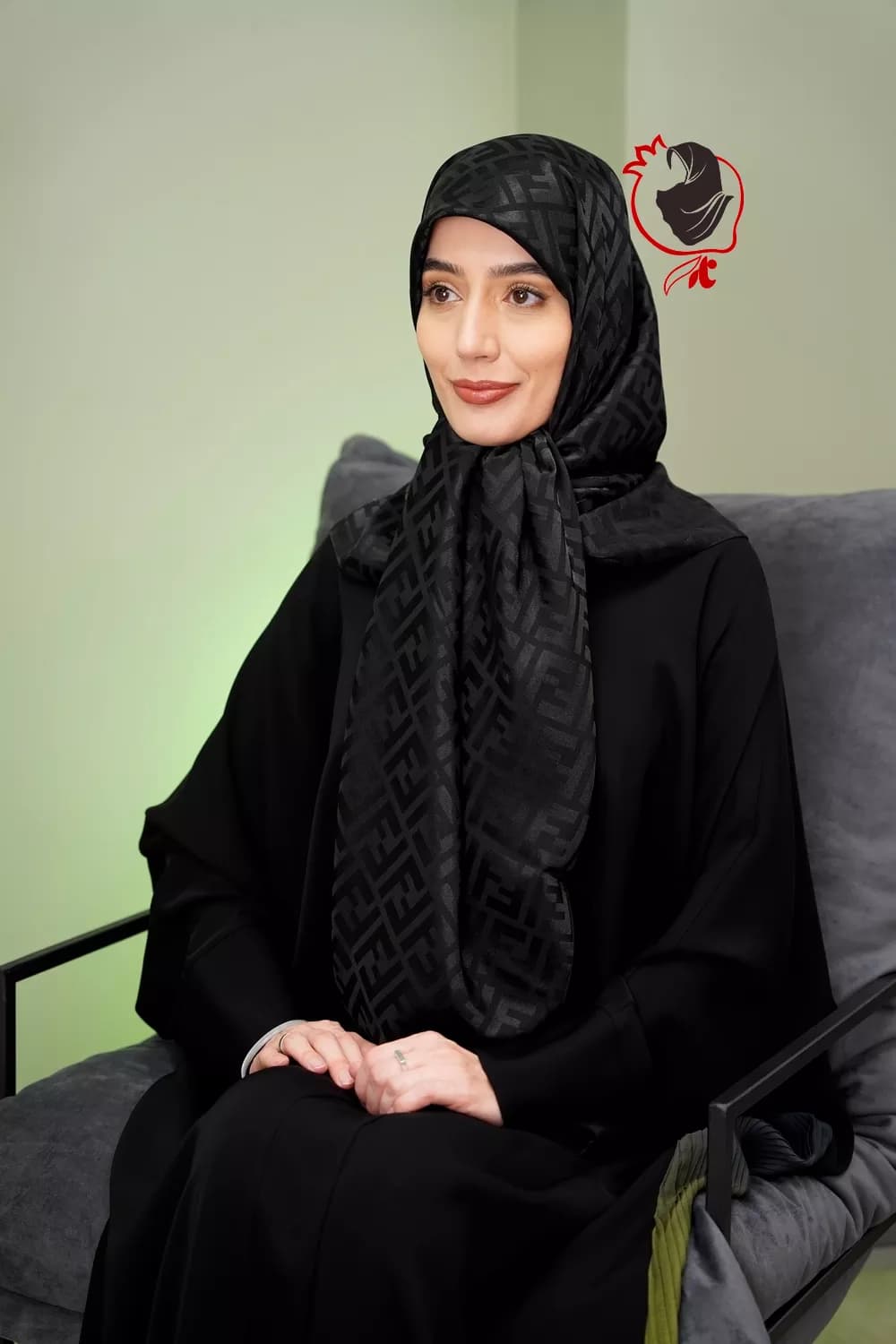 روسری مجلسی ساتن ژاکارد مشکی فندی قواره بزرگ — تصویر ۳
