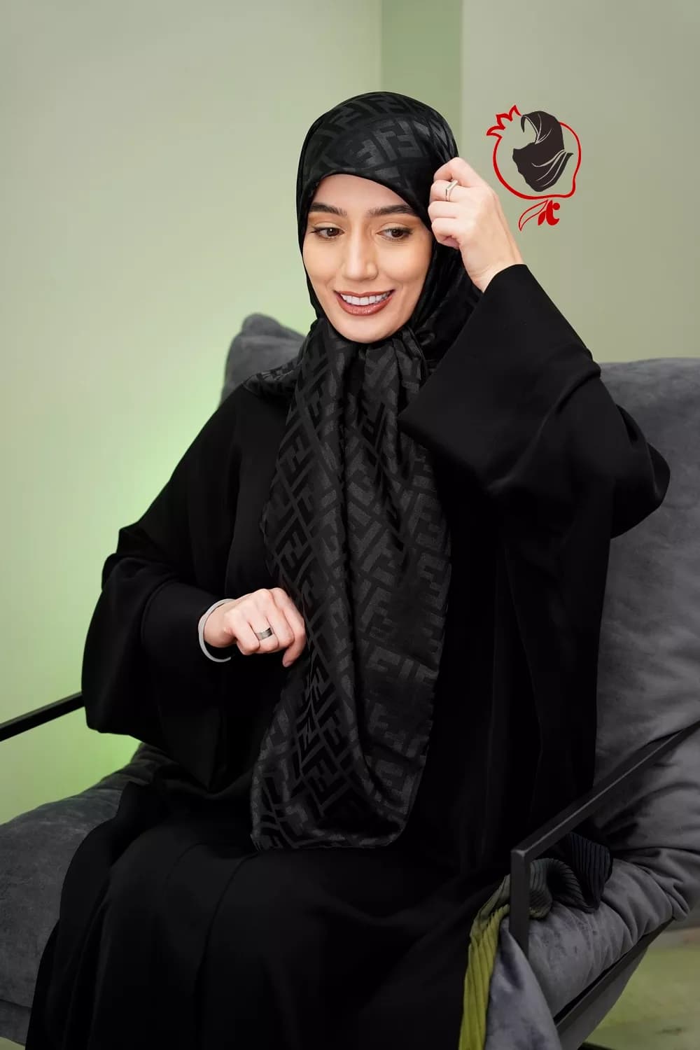 روسری مجلسی ساتن ژاکارد مشکی فندی قواره بزرگ — تصویر ۲