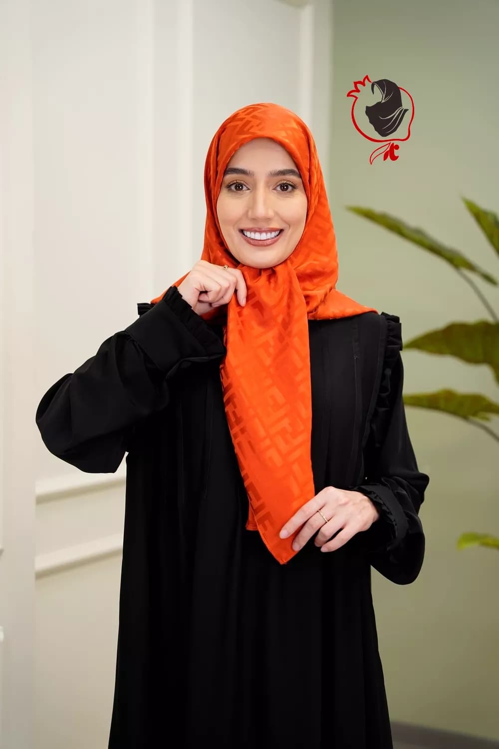 روسری مجلسی ساتن ژاکارد فندی نارنجی روشن قواره بزرگ — تصویر ۶