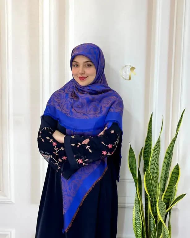 روسری ابریشم ژاکارد لمه رز آبی کاربنی — تصویر ۲