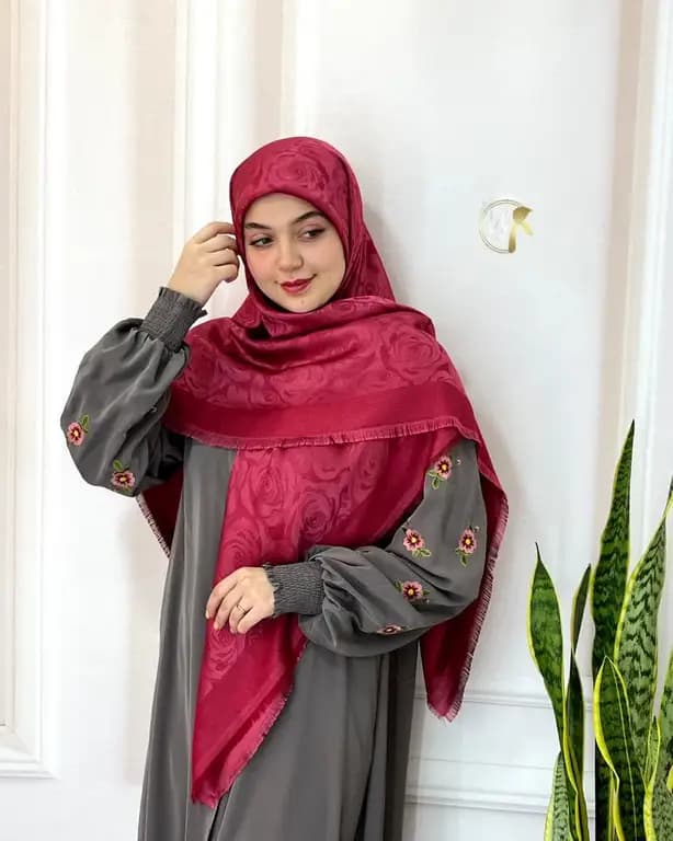 روسری ابریشم ژاکارد لمه رز آلبالویی — تصویر ۳