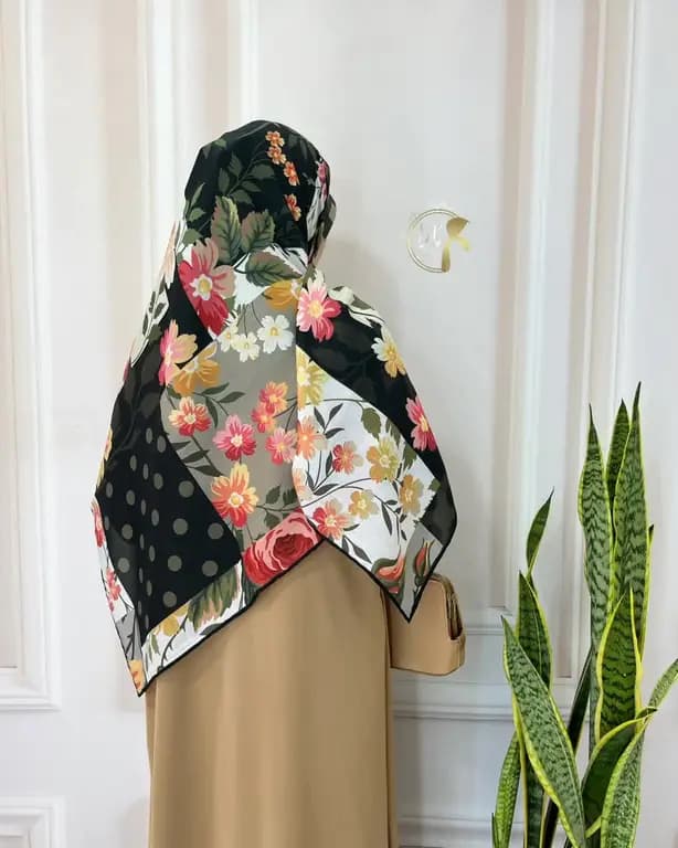 روسری سوپر نخ گلدار قواره بزرگ — تصویر ۳
