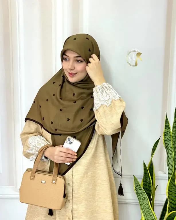 روسری نخ ابریشم حنایی قلبی قواره بزرگ — تصویر ۵