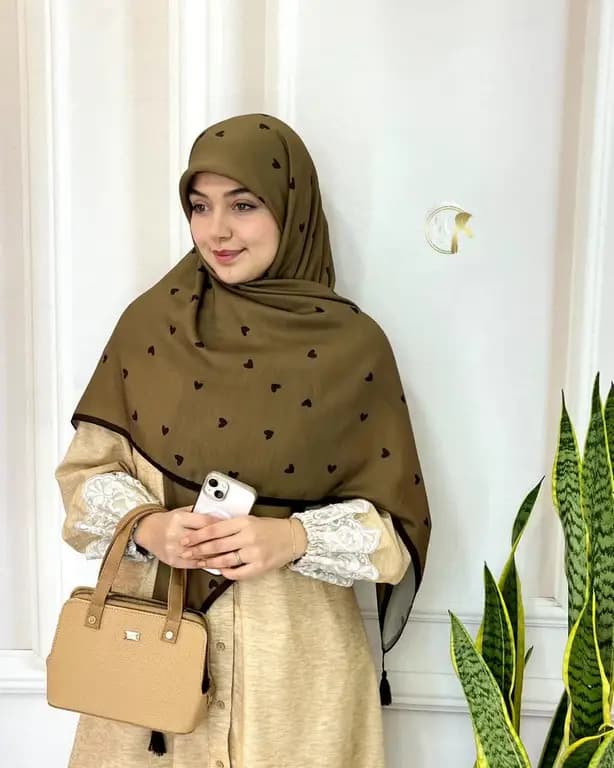 روسری نخ ابریشم حنایی قلبی قواره بزرگ — تصویر ۴