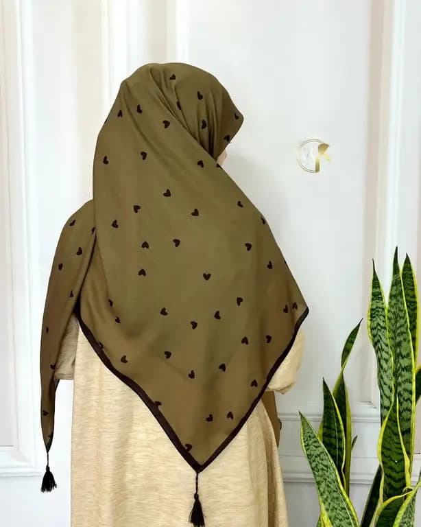 روسری نخ ابریشم حنایی قلبی قواره بزرگ — تصویر ۳