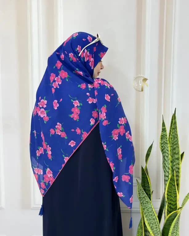روسری نخ ابریشم گلدار آبی کاربنی قواره بزرگ — تصویر ۳