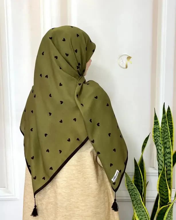 روسری نخ ابریشم سبز زیتونی قواره بزرگ — تصویر ۳