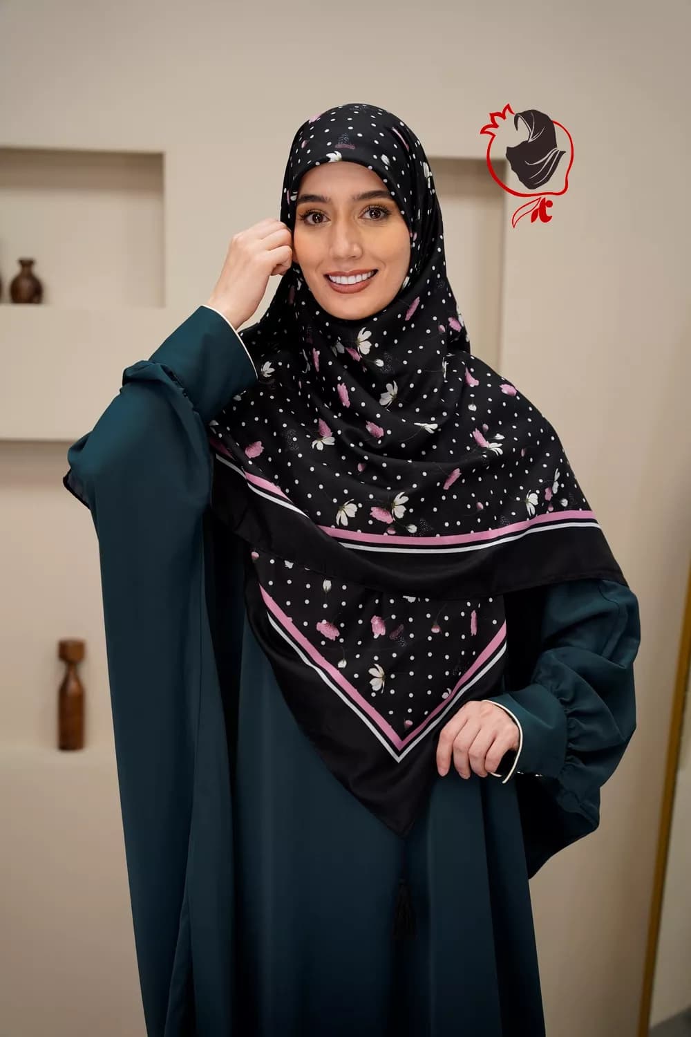 روسری کرپ نخ مشکی خالخالی گلگلی قواره بزرگ — تصویر ۳