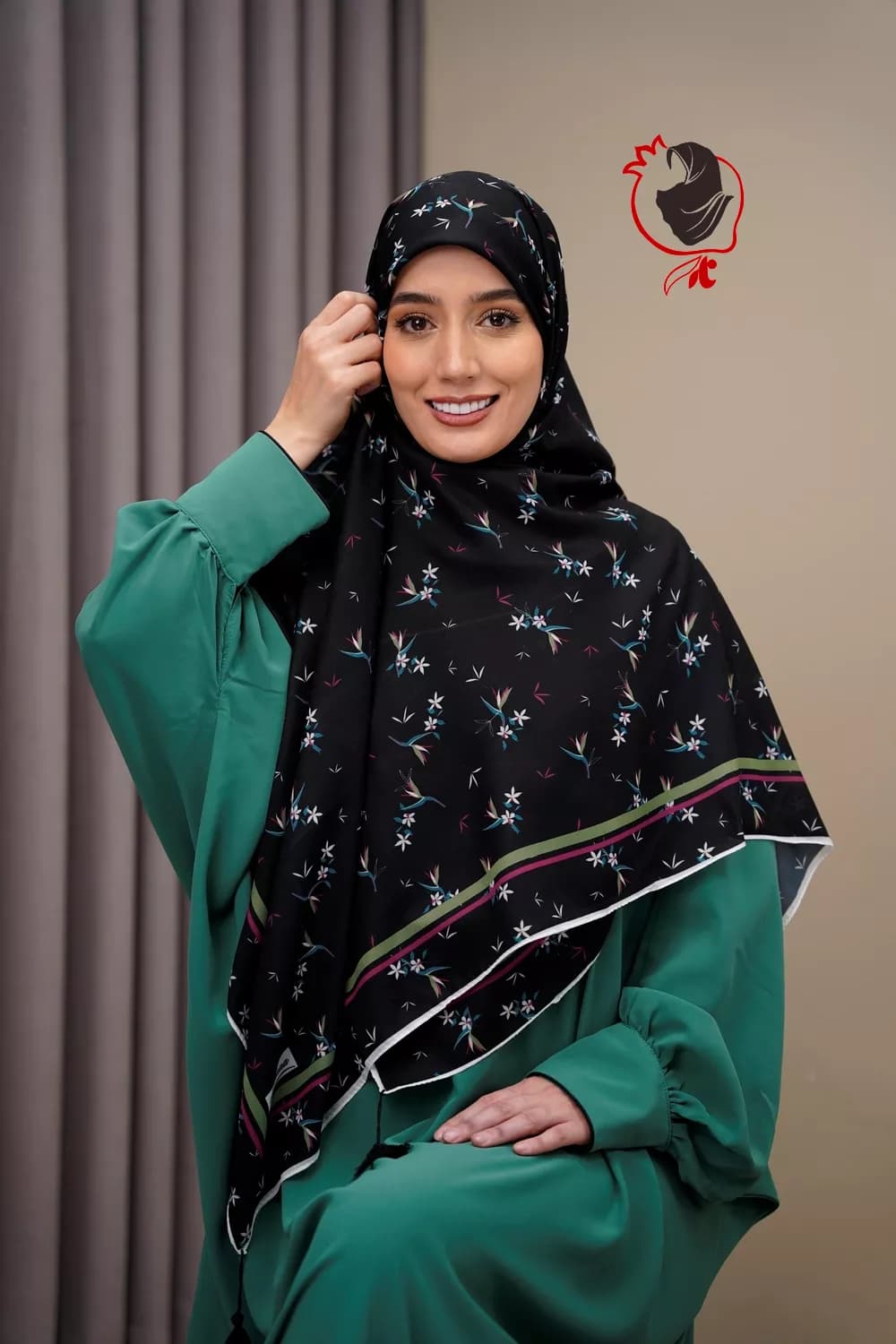 روسری کرپ نخ مشکی گلریز قواره بزرگ — تصویر ۴