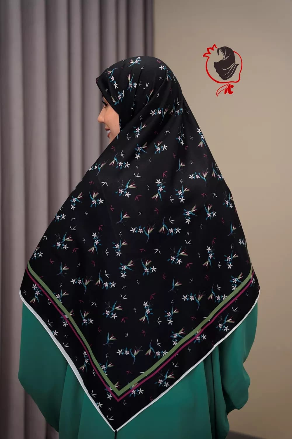 روسری کرپ نخ مشکی گلریز قواره بزرگ — تصویر ۵
