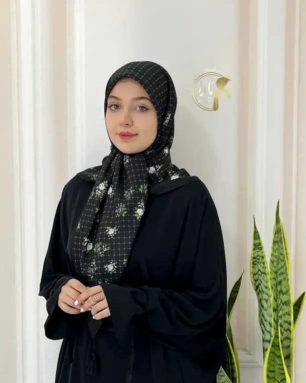 روسری سوپر نخ مشکی گلدار قواره متوسط
