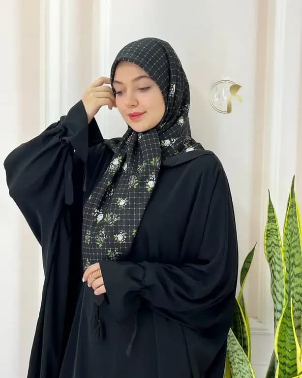 روسری سوپر نخ مشکی گلدار قواره متوسط — تصویر ۲