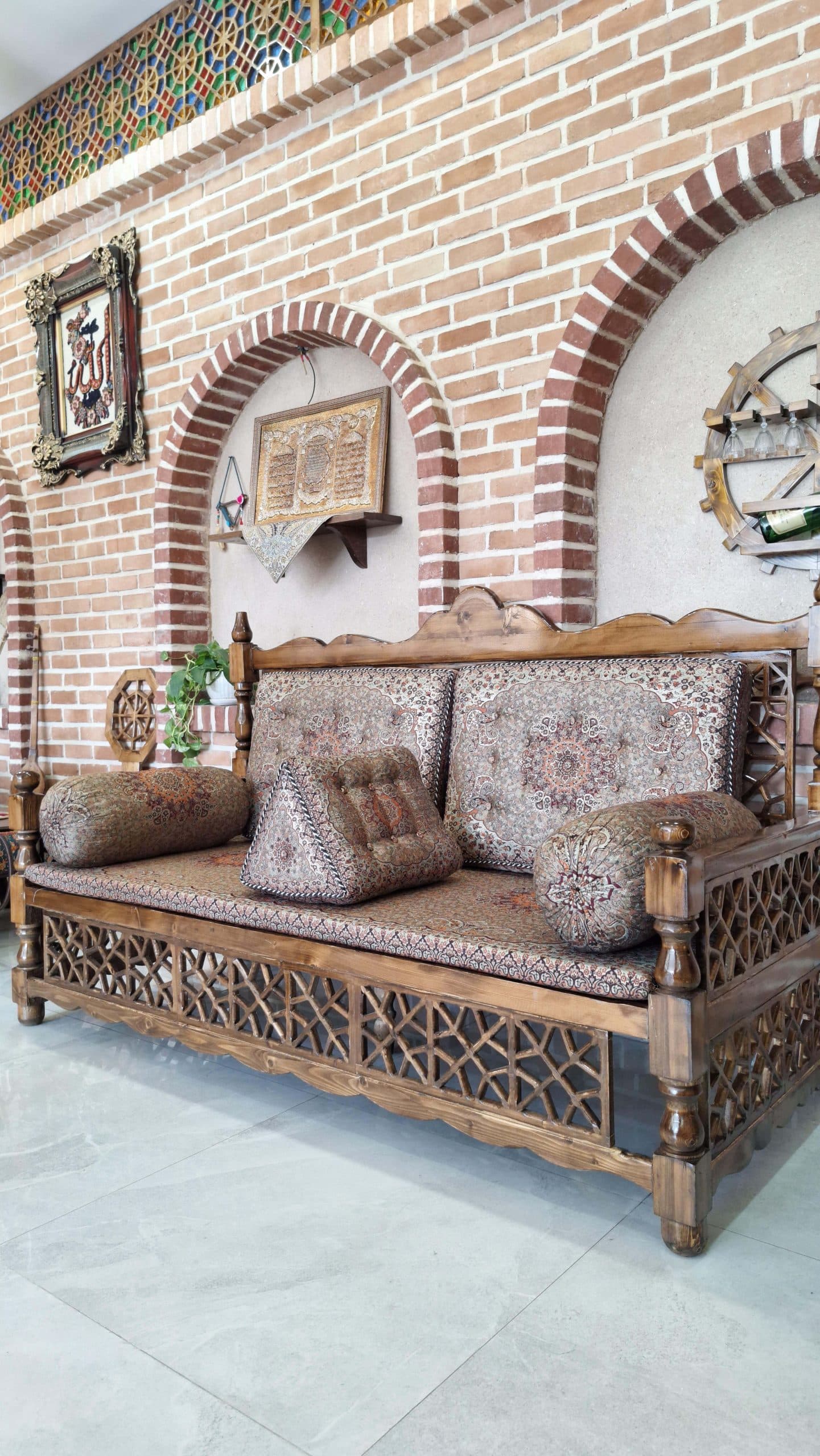 ست پشتی سنتی طرح شاه‌نشین رنگ گردویی
