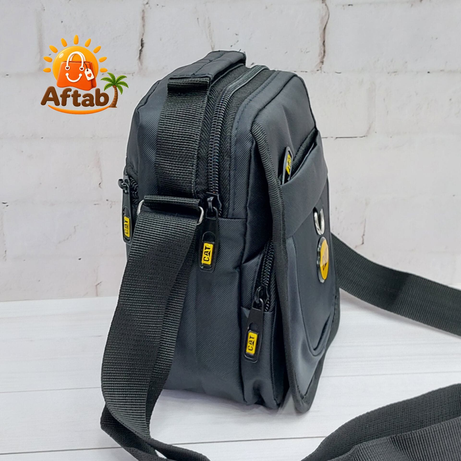 کیف دوشی برزنتی مردانه حلقه جلو Cat کوچک — تصویر ۴