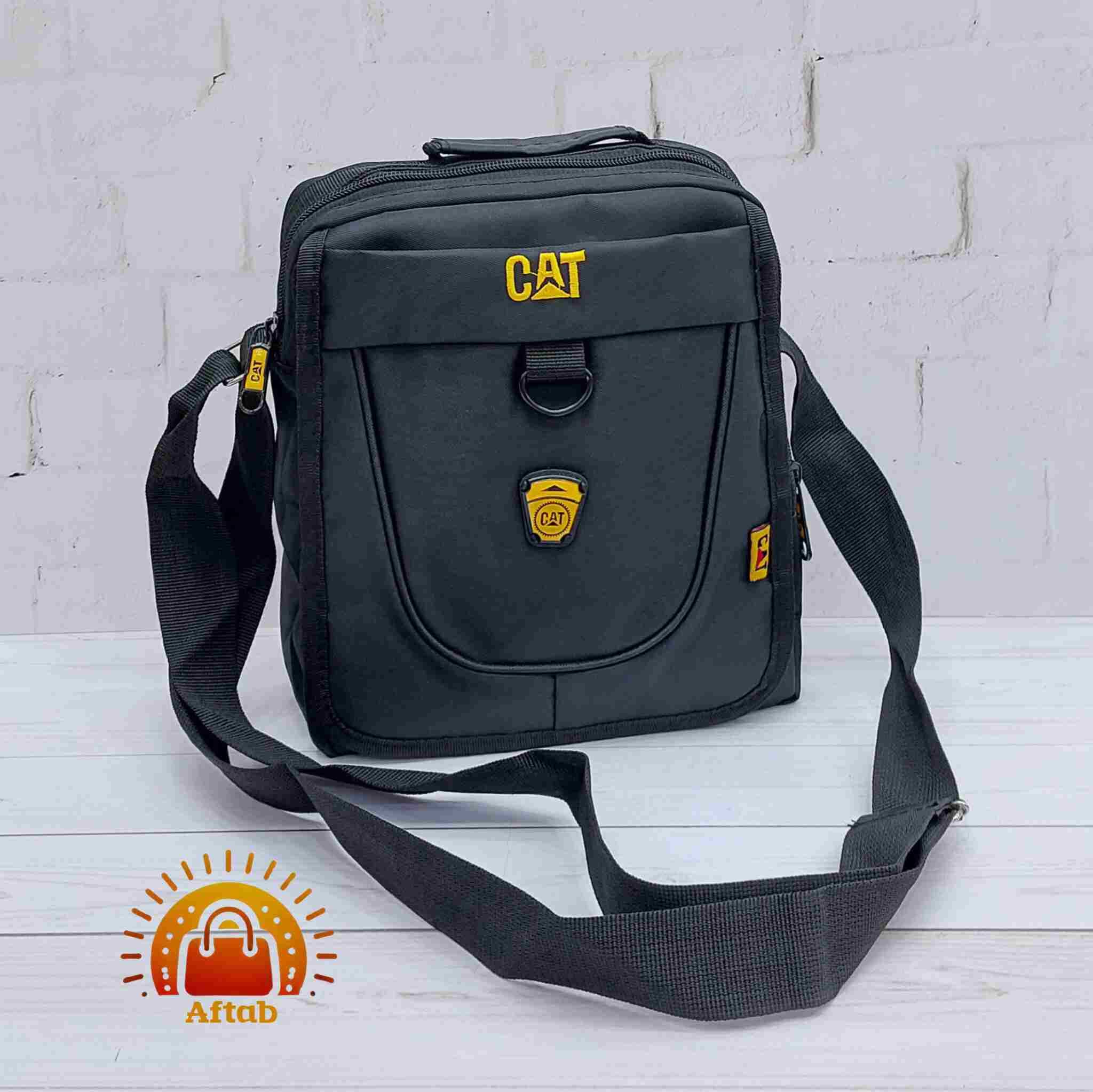 کیف دوشی برزنتی مردانه اسپورت درب رو حلقه جلو طرح CAT سایز متوسط — تصویر ۶