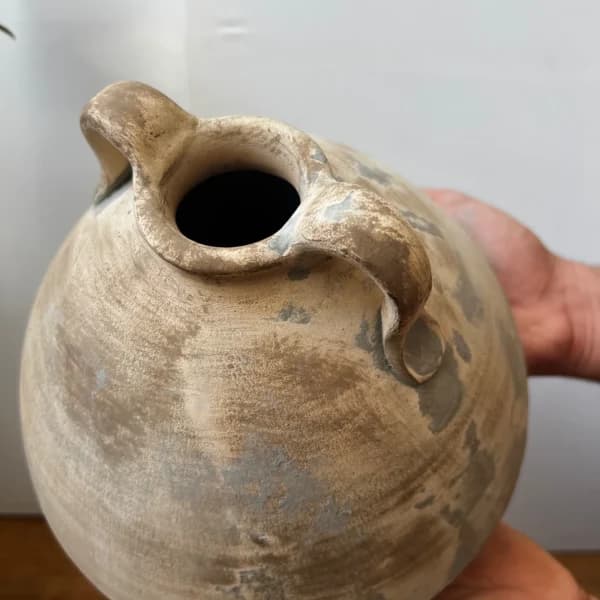 کوزه سفالی دکوری دسته دار روستیک کرم — تصویر ۲