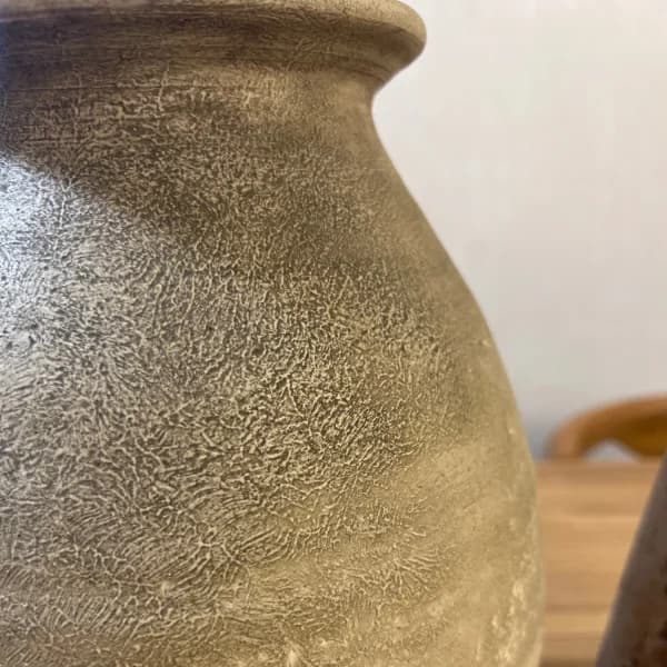 گلدان دکوری سفالی کنار سالنی — تصویر ۳