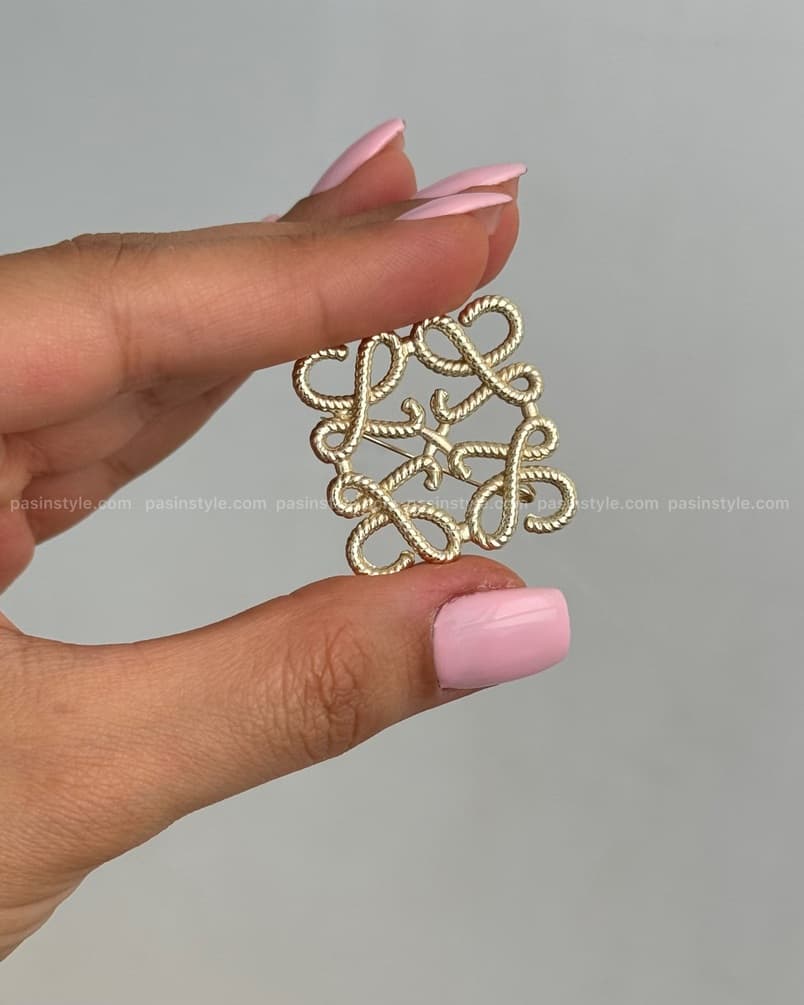 سنجاق سینه لووه loewe کد ۰۰۱۳۷ — تصویر ۱۰