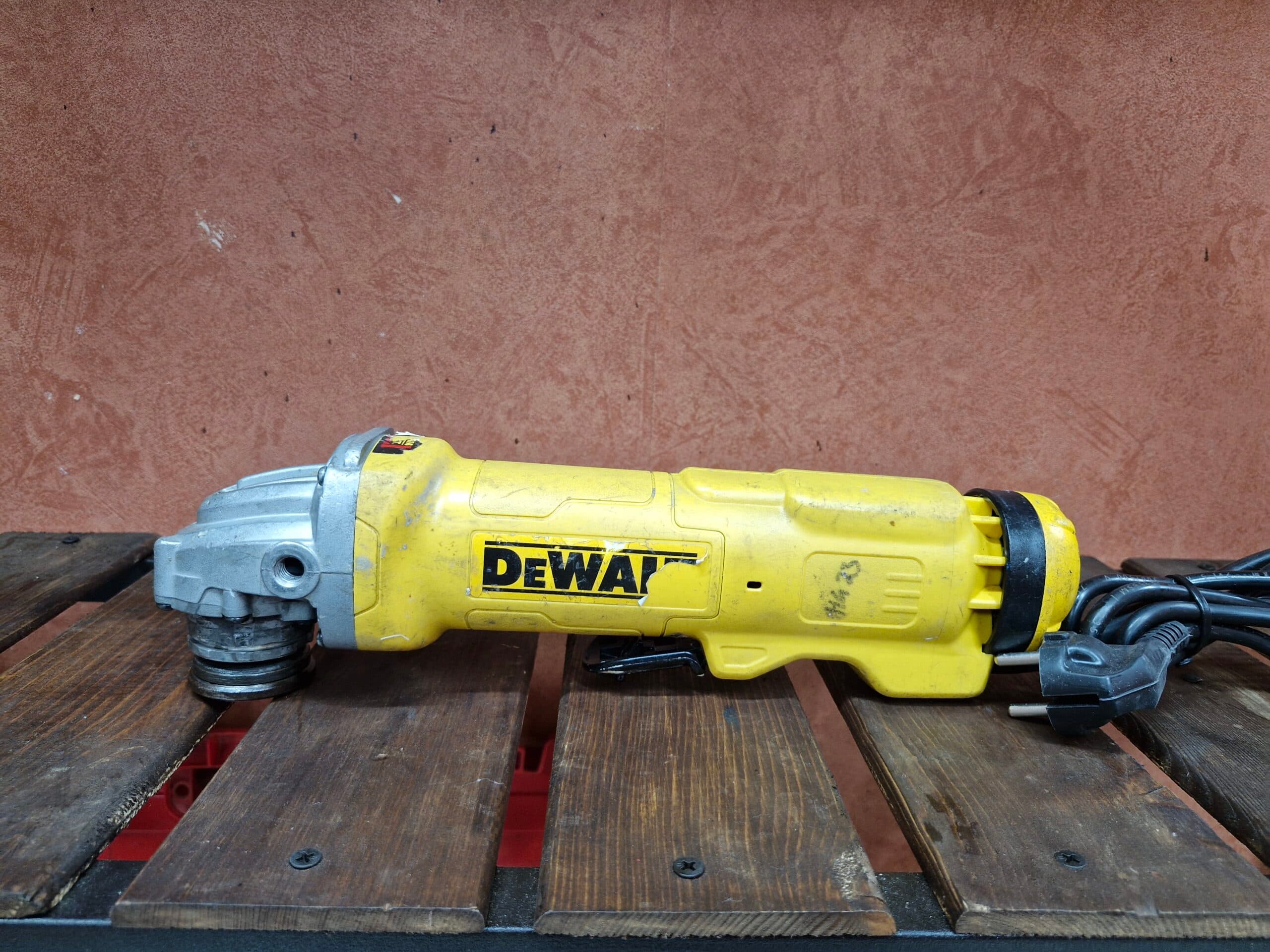 مینی‌فرز دیوالت مدل DWE4234 استوک