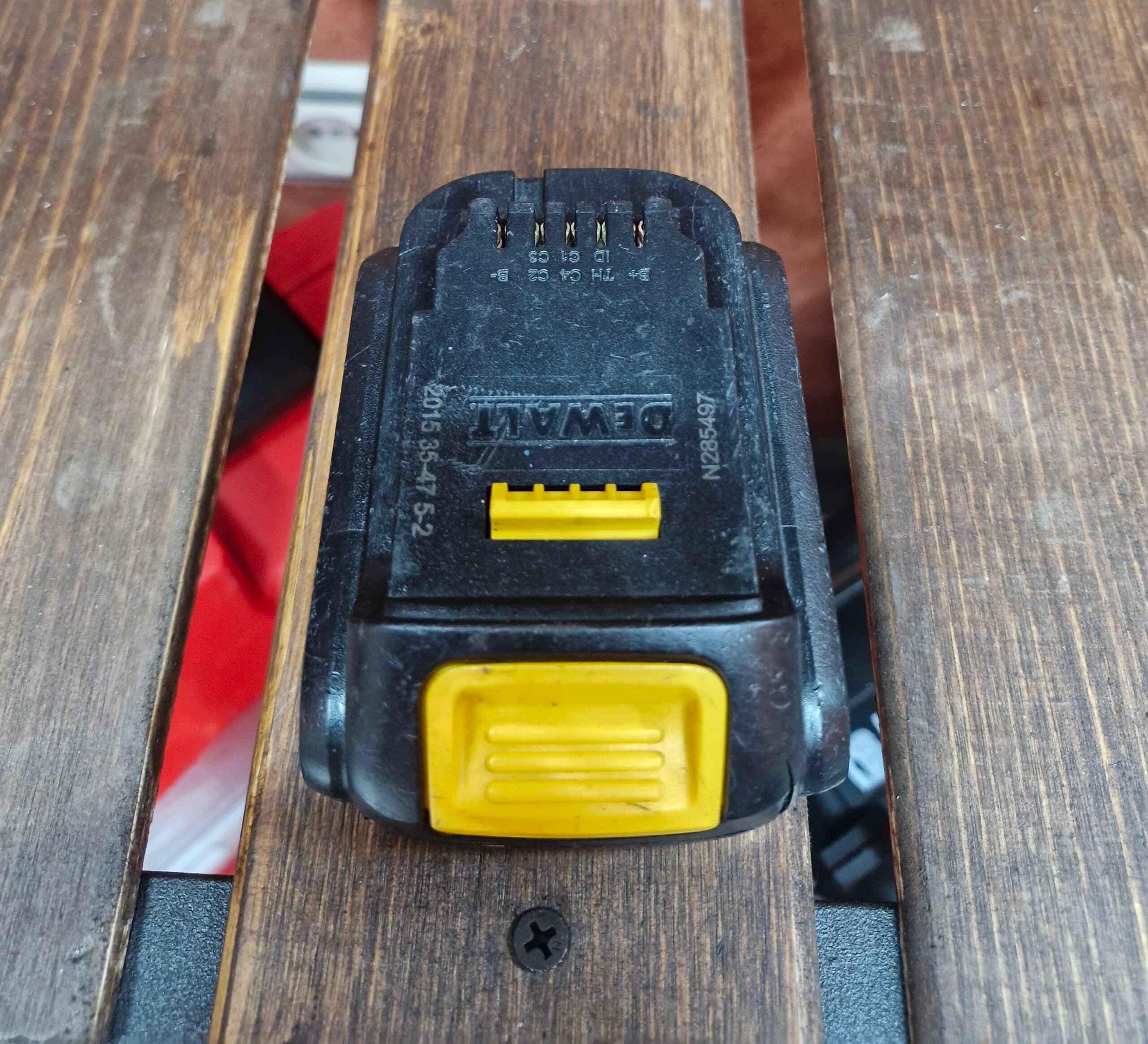 باتری دیوالت اصلی مدل Dewalt DCB145 استوک — تصویر ۸