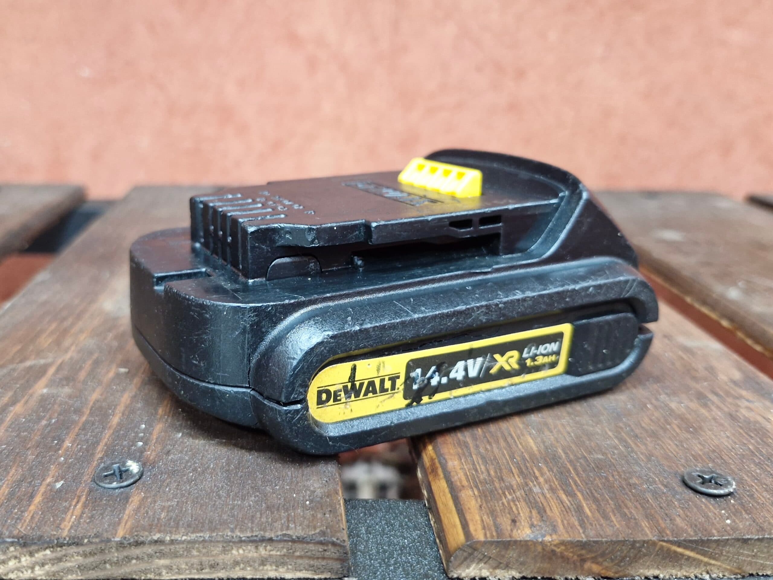 باتری دیوالت اصلی مدل Dewalt DCB145 استوک — تصویر ۲