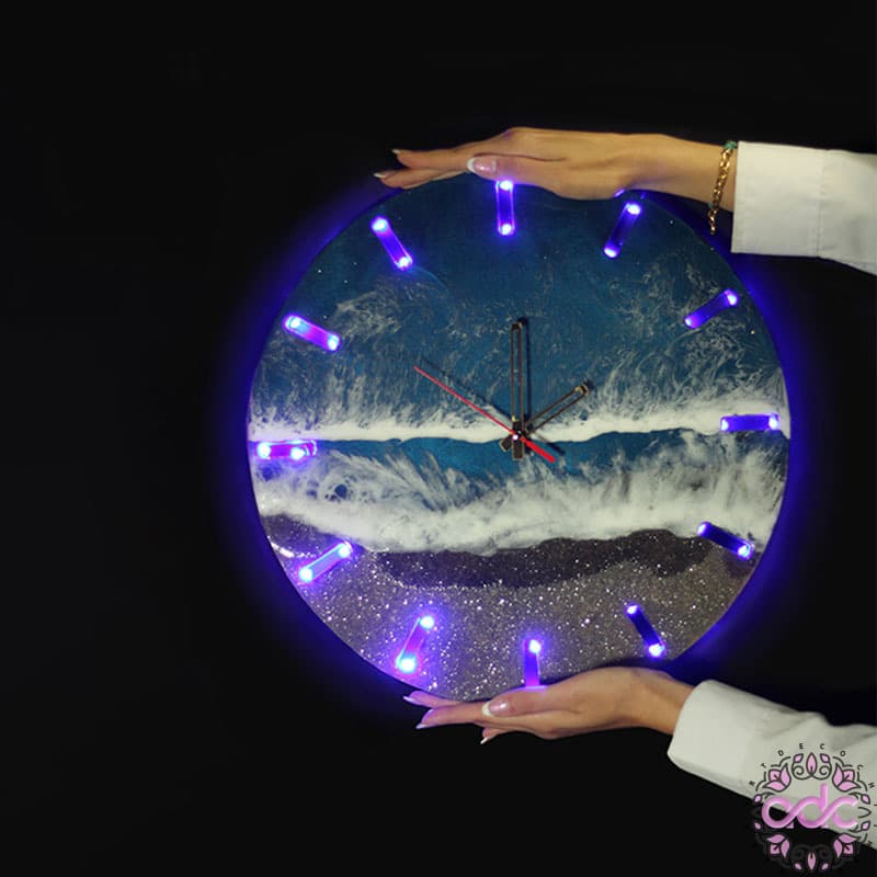 ساعت دیواری رزینی با اعداد چراغ دار — تصویر ۳