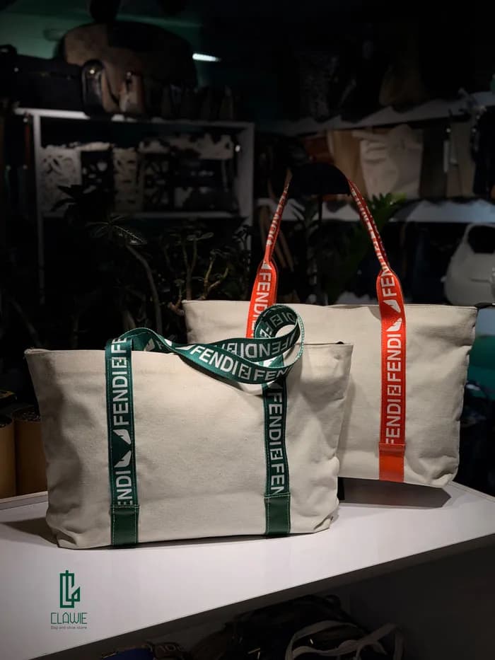 کیف زنانه دوشی: اسپرت دخترانه Fendi — تصویر ۳