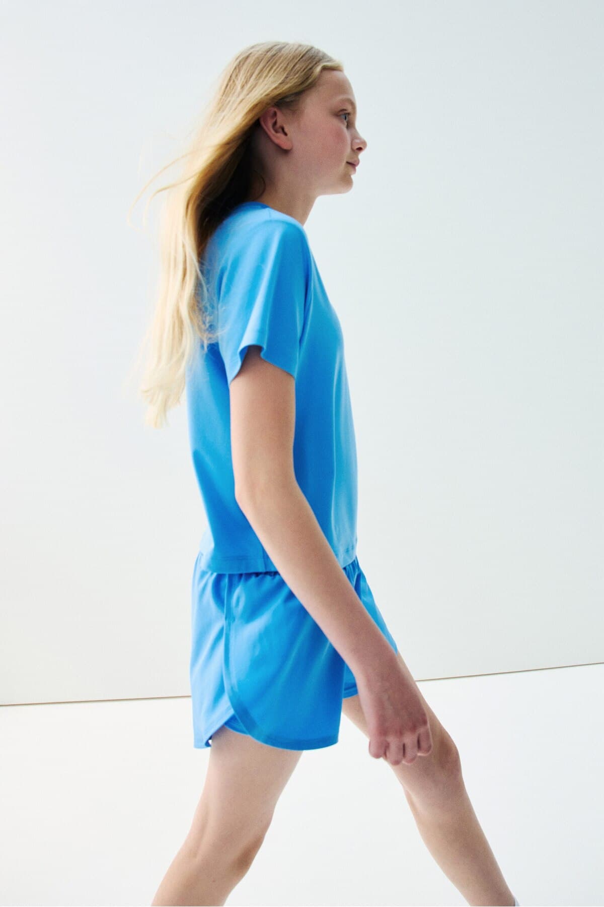 تی شرت اچ اند ام دخترانه آبی راسته Fitted/فیت Loose / لش ورزش | H&M 1338773 CN — تصویر ۴